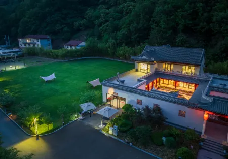 Zhashui Horse House Guesthouse Отели рядом с достопримечательностью «Zhashui Karst Cave»