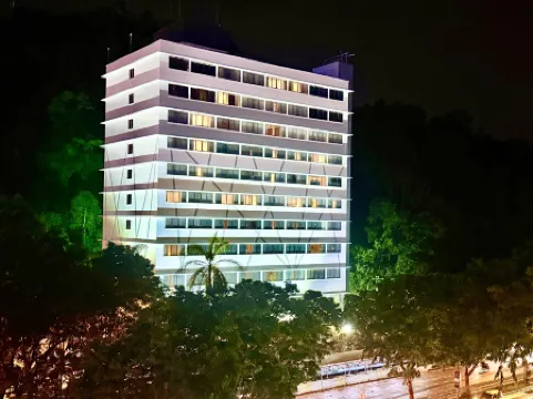 Howard Johnson by Wyndham Kota Kinabalu City Centre (formerly Hotel Shangri-La Kota Kinabalu) Отели рядом с достопримечательностью «Танджунг Ару»