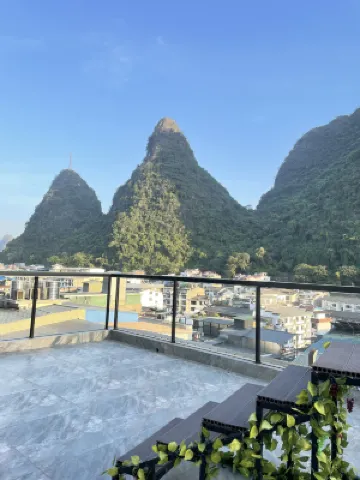 Yihan Mei'shu Resort（Yangshuo West street Li river Store） โรงแรมใกล้ถ้ําเพชรบุรี