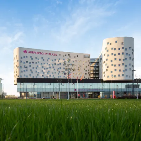 Airportcity Plaza (Аэропортсити Плаза бывш. Краун Плаза Аэропорт) Отели рядом с достопримечательностью «Александровский дворец»