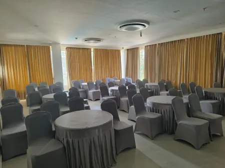 HOTEL KRITHICK GRAND Отели в г. Тхени