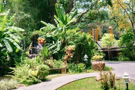 Lampang River Lodge Отели рядом с достопримечательностью «Wat Lampang Klang Tawan Tok»