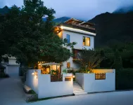 Qietingshe Wenquan Homestay 원촨 호텔