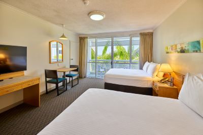 スタンダードオーシャンビュールーム(ダブルベッド2台) ホリデイ・イン ケアンズ ハーバーサイドの写真