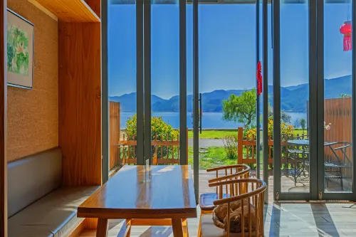 晏坐湖景清奢民宿（瀘沽湖豬槽船遊湖大落水村店）