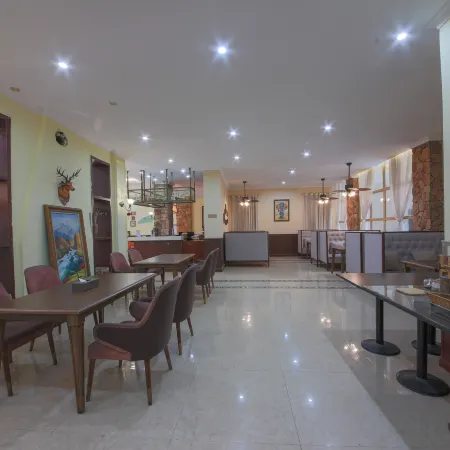BK Shengsi International Hotel (Hailuogou Moxi Ancient Town)