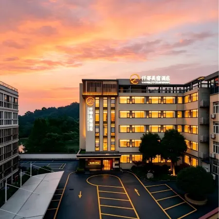 QIANNA HOTEL GLORIOUS (Xinyang Railway Station Shihe District)