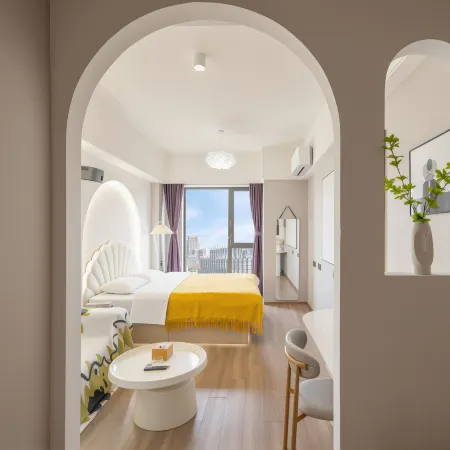 Leon·Leju City Hotel (Dalian Station Zhongshan Square Subway Station)