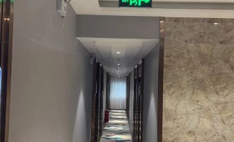 Quxian Xinyuan Business Hotel