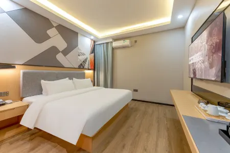 Chonpines Hotel (Shishi City Government Dehui Square store)