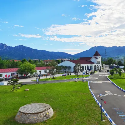 Zhonglian Sun Flower Resort (Laoshan Scenic Area) Отели рядом с достопримечательностью «Meeting Yard Caohaiyuan»