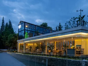 XIANZAI SHUIYUNSHU Forest Hot Spring Resort Hotel