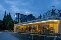 XIANZAI SHUIYUNSHU Forest Hot Spring Resort Hotel Hotel di Dujiangyan