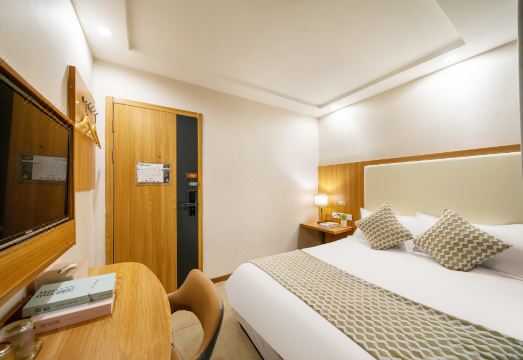 즐거워 보이는 가족 여행객 이미지