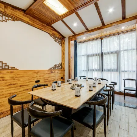 Floral Hotel· Huayin Qingping Villa Hotel