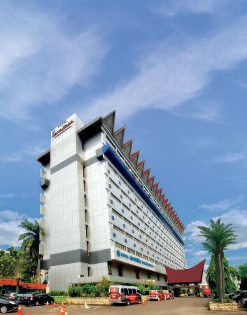 Danau Toba Hotel International Отели рядом со станцией Medan Train Station