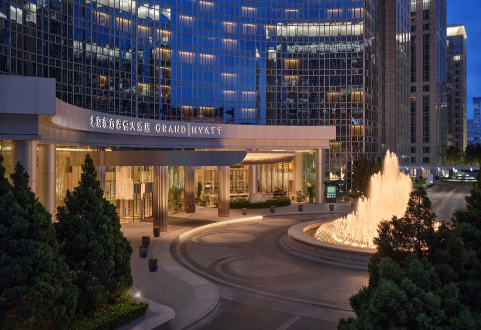 그랜드 하얏트 베이징의 실내 수영장과 휴식 공간