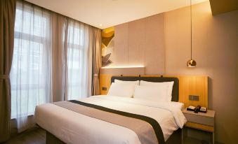 bedside table with a lamp, creating a stylish and well-lit sleeping space at Homeinn Selected Hotel (Shanghai Wuning Road Subway Station Anyuan Road)