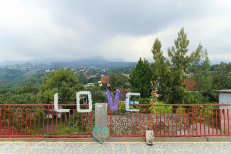 Villa Ana Отели рядом с достопримечательностью «Putuk Truno Waterfall»