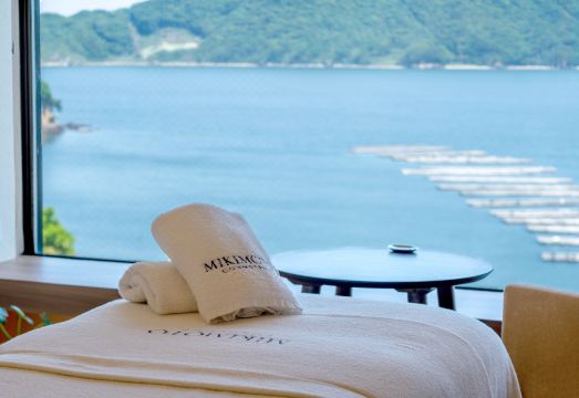 토바의 신선한 해산물 또는 숙소 내 레스토랑 음식