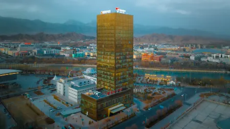 DeLingHa Chaidam Hotel Отели рядом с достопримечательностью «Qinghai Chaidamu Vocational and Technical College»