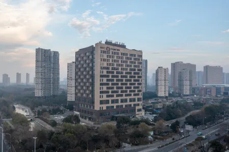 Yancheng Baolong Yiyue Select Hotel Отели рядом с достопримечательностью «Dayangwan Ecological Tourism Scenic Area»