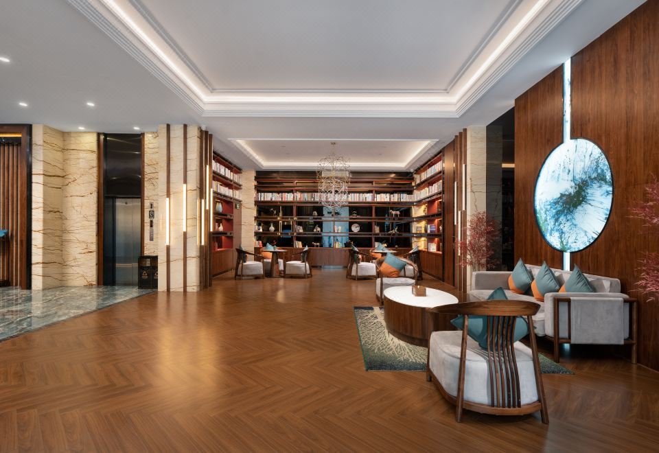 [화이 호텔의 깔끔하게 정돈된 조식 뷔페]