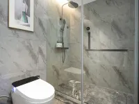 Yizhi Hotel (Guangzhou Shangxiajiu Pedestrian Street Rainbow Bridge Metro Station Branch) Hotels near Li Wan