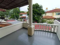 Kota 3BR Townhouse 5 Pax - TVBox/Mahjong/Jonker Hotels in 