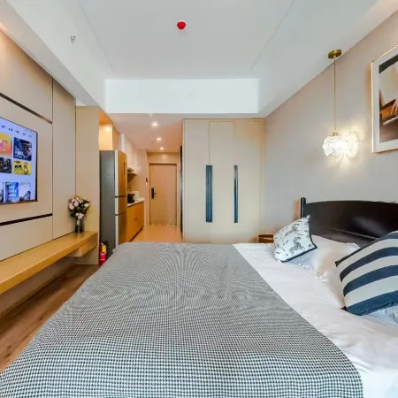Crof·Chunri Weilan Boutique Apartment (May Fourth Square Ningxia Road Subway Station)