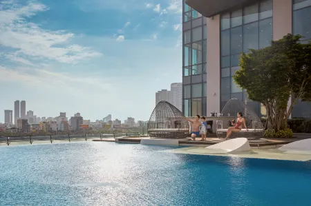 Novotel Danang Premier HAN River Отели рядом с достопримечательностью «Danang Architecture University»