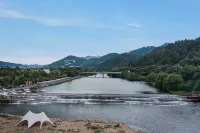 豐生四季·親子泳池漂流溯溪度假美墅（龍王山漂流浙北大峽谷店） 安吉龍出沒大峽谷漂流附近的飯店
