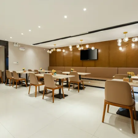 Baiman Hotel (Yulin International Convention and Exhibition Center Yulin Railway Station Branch)