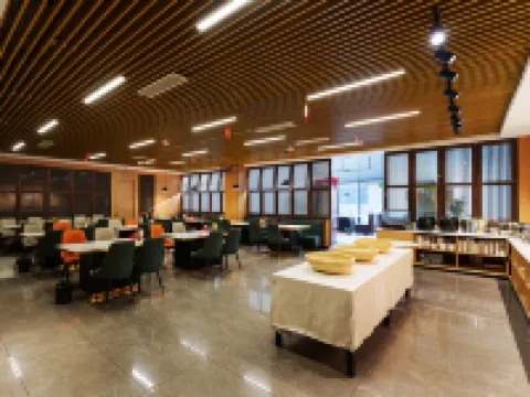 Elong ME Hotel (Jinan Daminghuzhan Huangtai Huanqiu Jiaju)