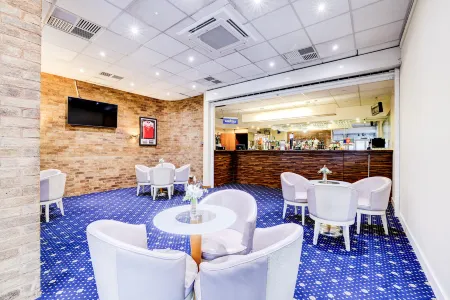 OYO the Chiltern Hotel Отели рядом с достопримечательностью «Уипснейдский зоопарк»