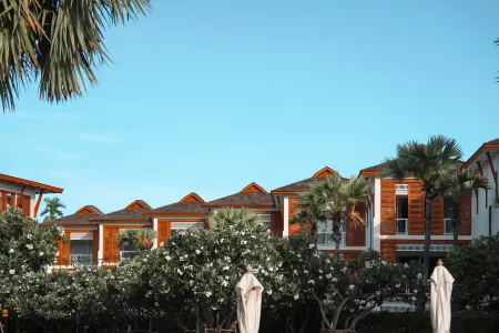 InterContinental Hua Hin Resort Отели рядом с достопримечательностью «Hua Hin Clock Tower»