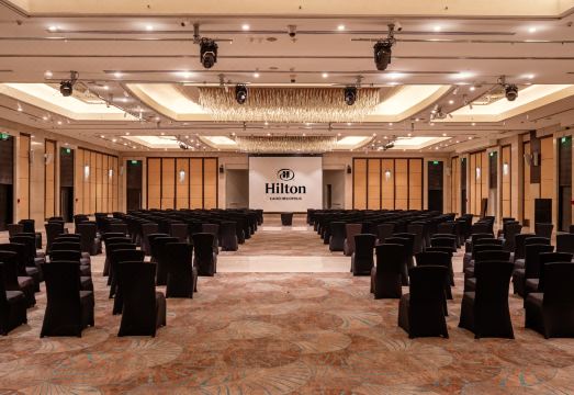 힐튼 카이로 헬리오폴리스의 야외 수영장과 휴식 공간