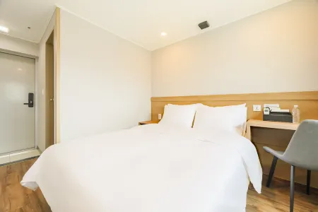 Hotel Moon Отели рядом с достопримечательностью «Jeju Jeolmul Natural Recreation Forest»