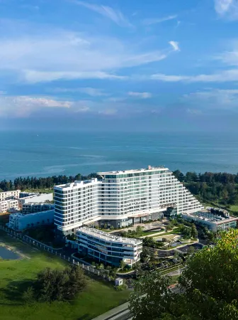 HUALUXE Beihai Silver Beach Resort by IHG Отели рядом с достопримечательностью «Beihai Musical Fountain»