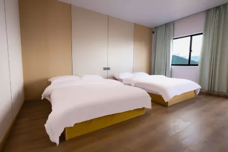 Wild Camping among the Snow-capped Mountains in Shangri-La Отели рядом с достопримечательностью «First bay of the Yangtze River»