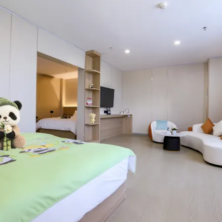 Zilan Hotel (Century Square First People's Hospital)
