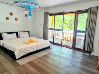 Koh Rong Beach Hostel and Bungalows Hotels near Long Set Beach