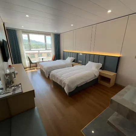 Luqu Licheng Hotel (Yueya Lake Park)