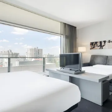 Hotel Ilunion Atrium Отели рядом с достопримечательностью «Линейный город»