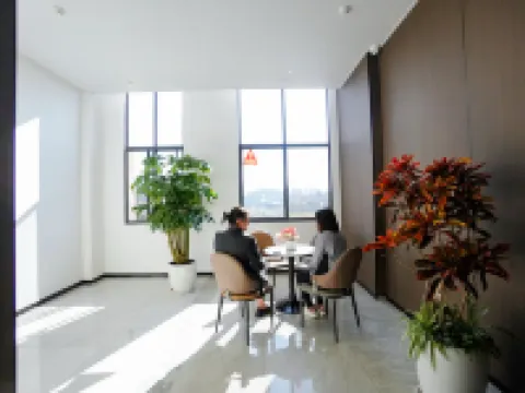 Huayi Select Hotel by Home Inn (Chuxiong Dayao County International Trade City) Hotels in Dayao