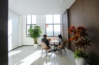 Huayi Select Hotel by Home Inn (Chuxiong Dayao County International Trade City) Hotels in Dayao