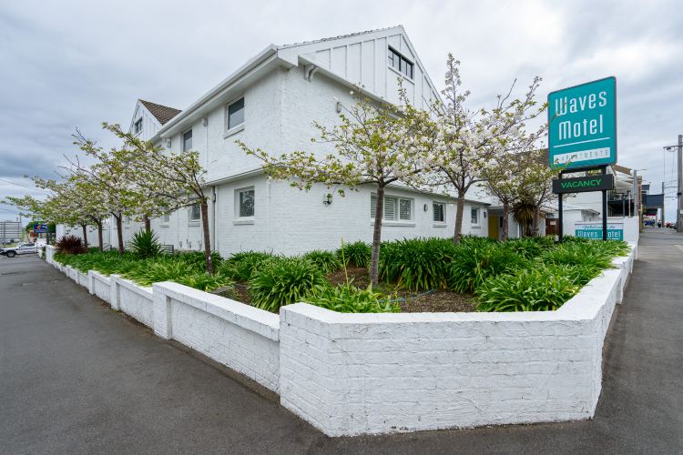 Waves Motel and Apartments