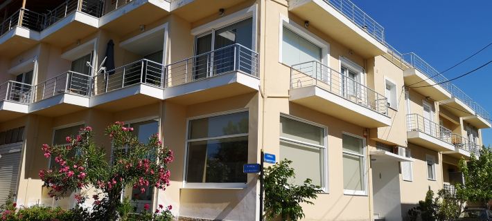 Garden apartment 20m from the sea フォキダのホテル