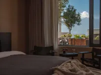 Wood Forest Designer Villa Seaview Courtyard Vacation Boutique Stay (Dali Erhai) - กระท่อม