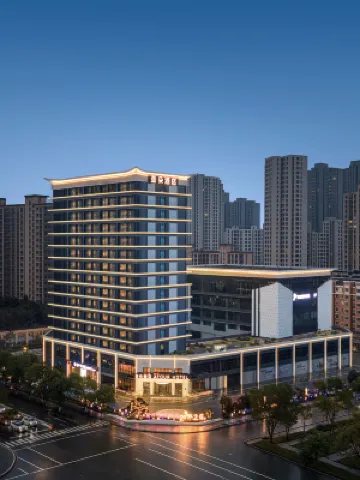 Lu'an Railway Station Xinghe Jiefang Square Atour Hotel